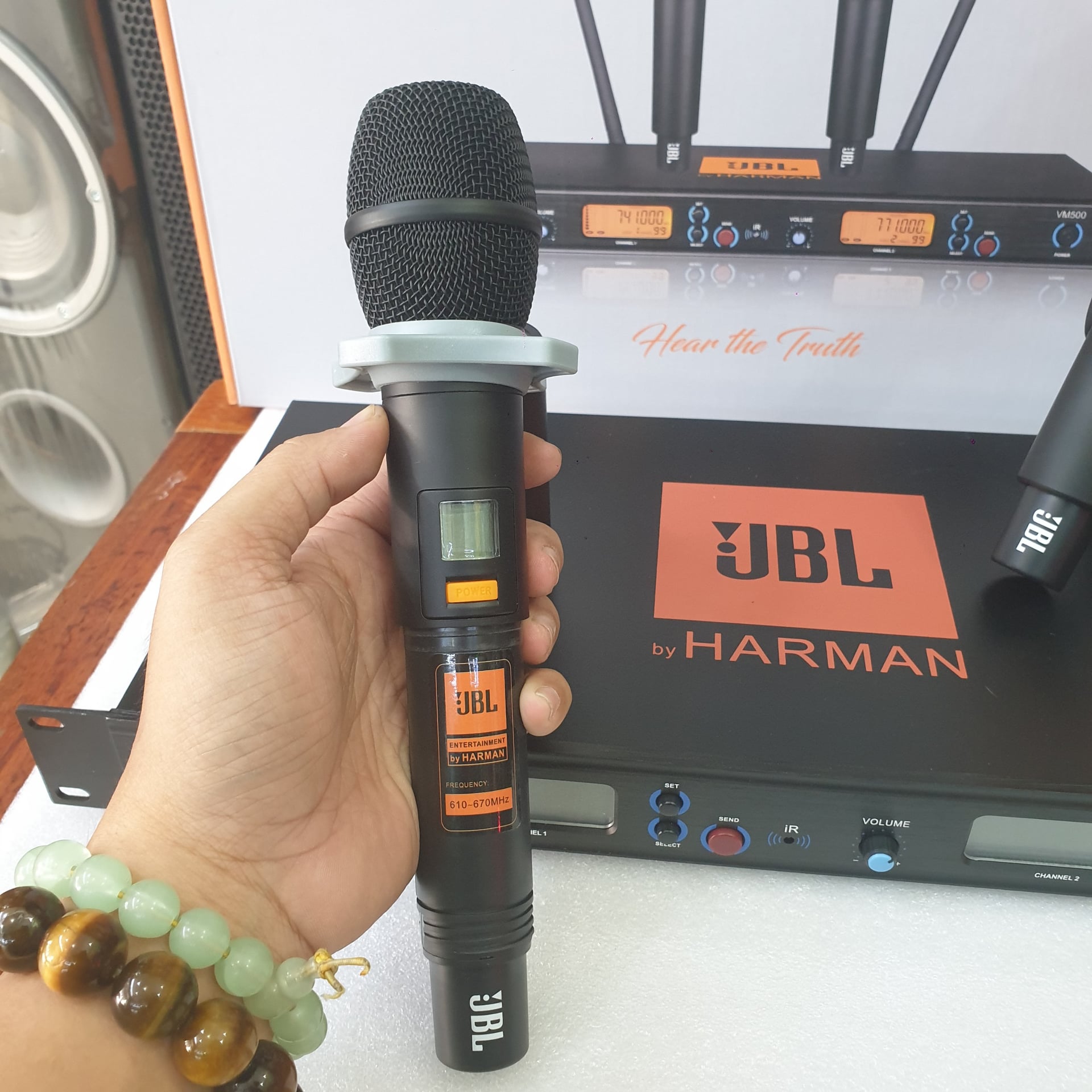 Micro Không Dây Karaoke J-B-L VM500 Bộ Đầu Thu 2 Micro Không Dây J-B-L VM500, Hát Nhẹ Chống Hú, Tiếng Trong Ấm, Được Trang Bị Tính Năng Cảm Biến Tự Ngắt , Sóng Khỏe, Sử Dụng Tốt, Bảo Hành 1 Năm.