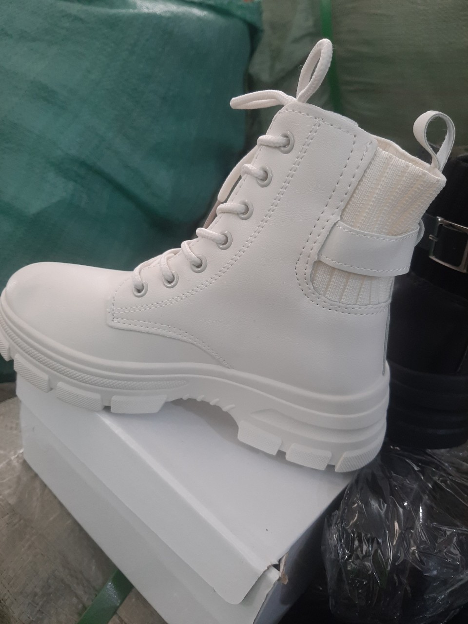 giày bốt nữ chất da mềm cổ chun đế cao 5cm đi tôn  dáng