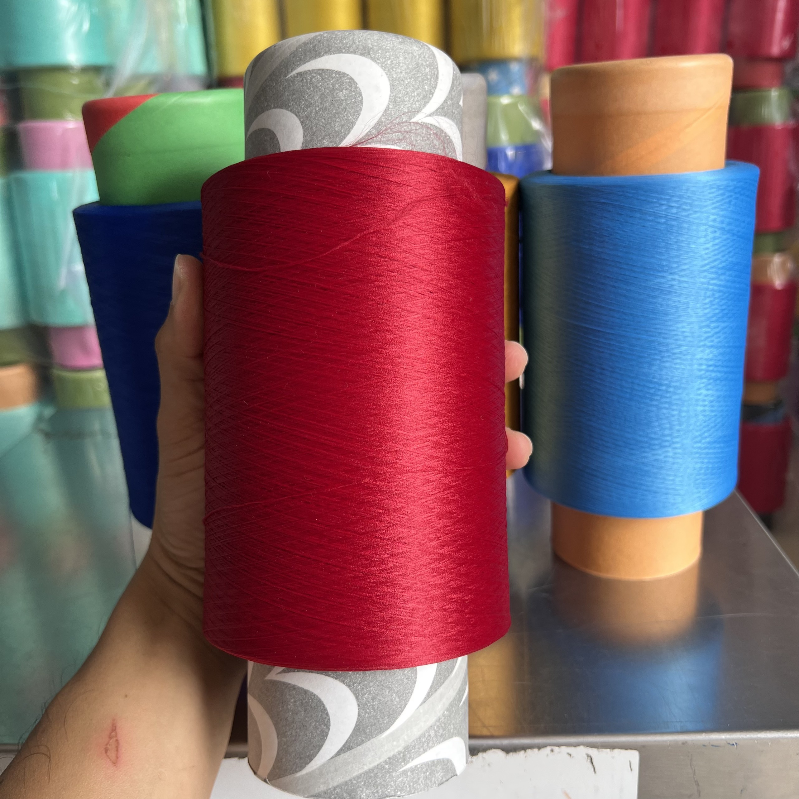 Tơ màu vắt sổ 150 hàng loại 1cuộn 470-500gr