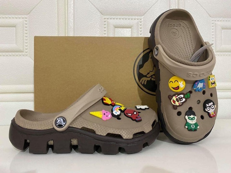 Dép Crorc Nữ Màu Nâu - Đế Cá Sấu Có Chữ Crocs - Tặng kèm Full 12 Sticker giá rẻ