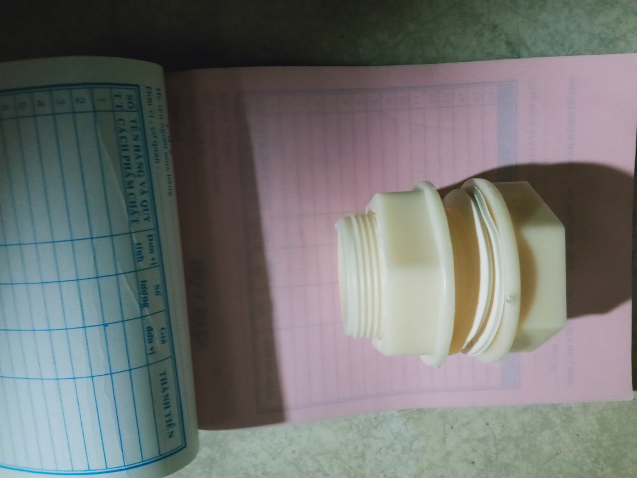 [HCM] 2 Cái ốc siết bồn nước phi téc nhựa phi 21