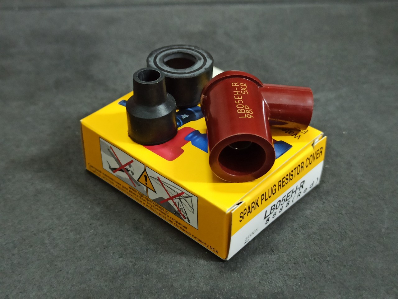 Chụp bugi NGK LB05EH-R (màu đỏ) dành cho bugi vespa bugi ren 14mm