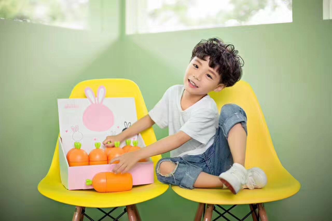 Bình nước hình cà rốt và tai thỏ đáng yêu