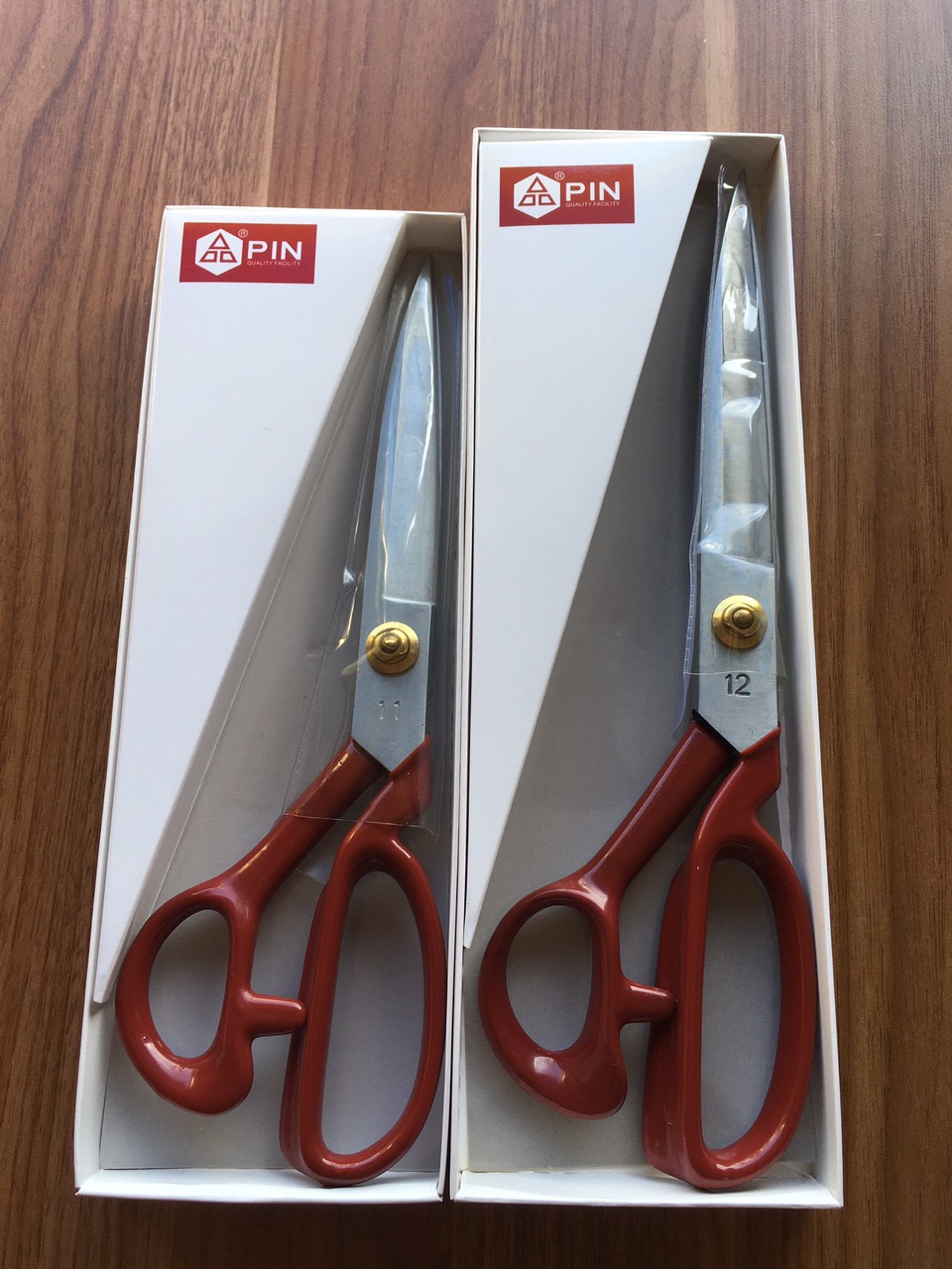 kéo cắt vải pin cán đỏ. keo cắt vải cắt được nhiều lớp vải mà k bị nặng tay tặng kem kéo bấm chỉ