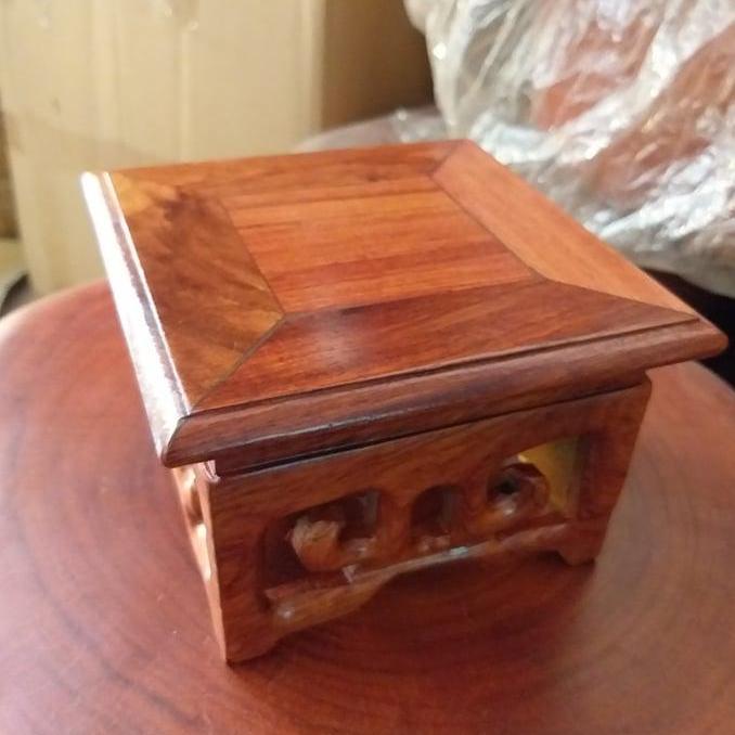 Tam sơn vuông gỗ Hương mặt 14cm cao 9cm