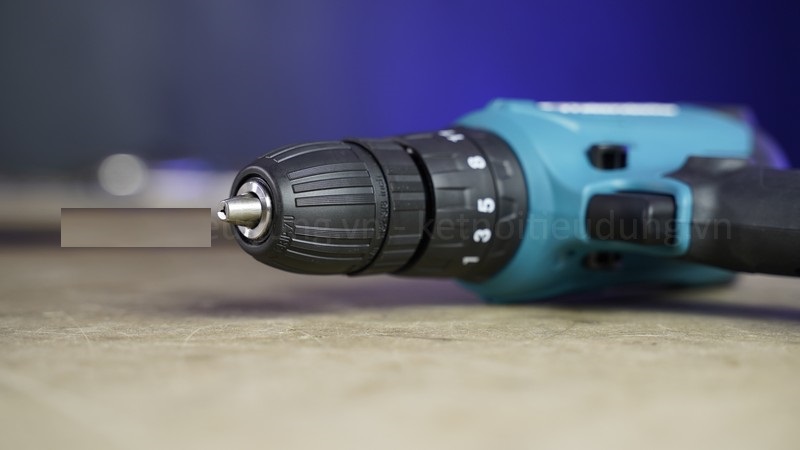 Máy khoan và vặn vít Makita DF0300