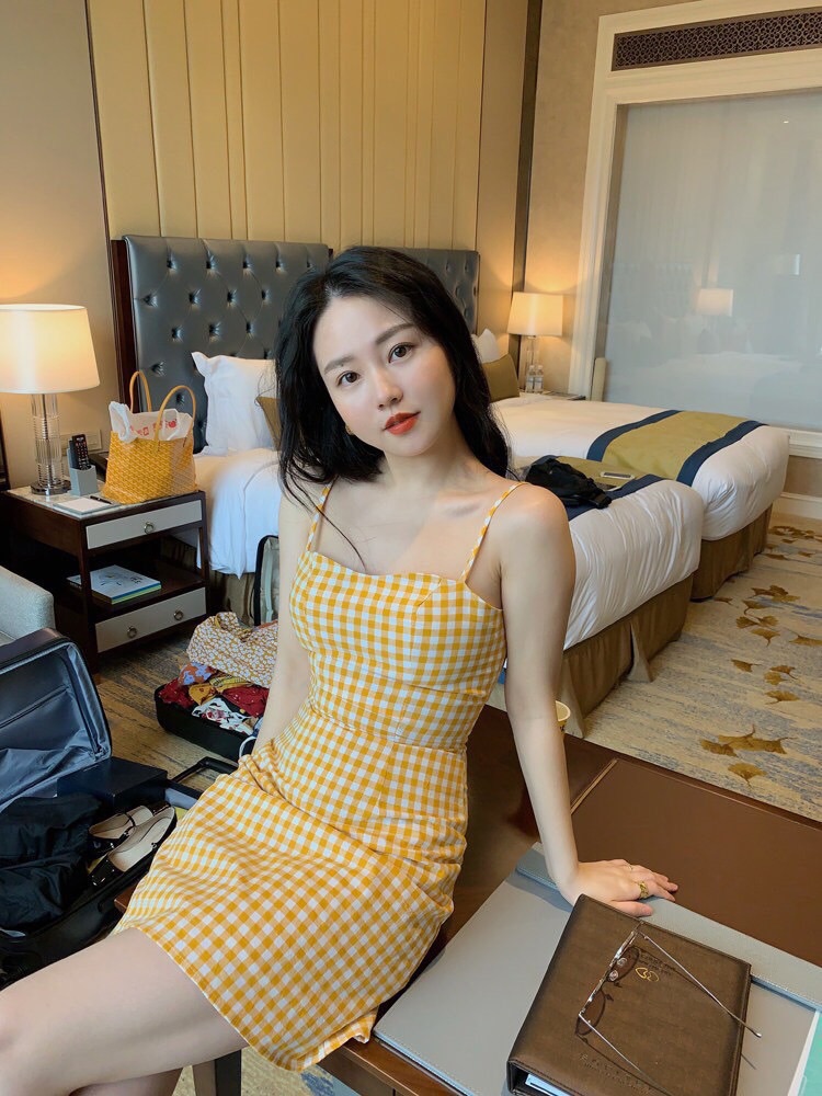 Đầm 2 dây caro vàng
