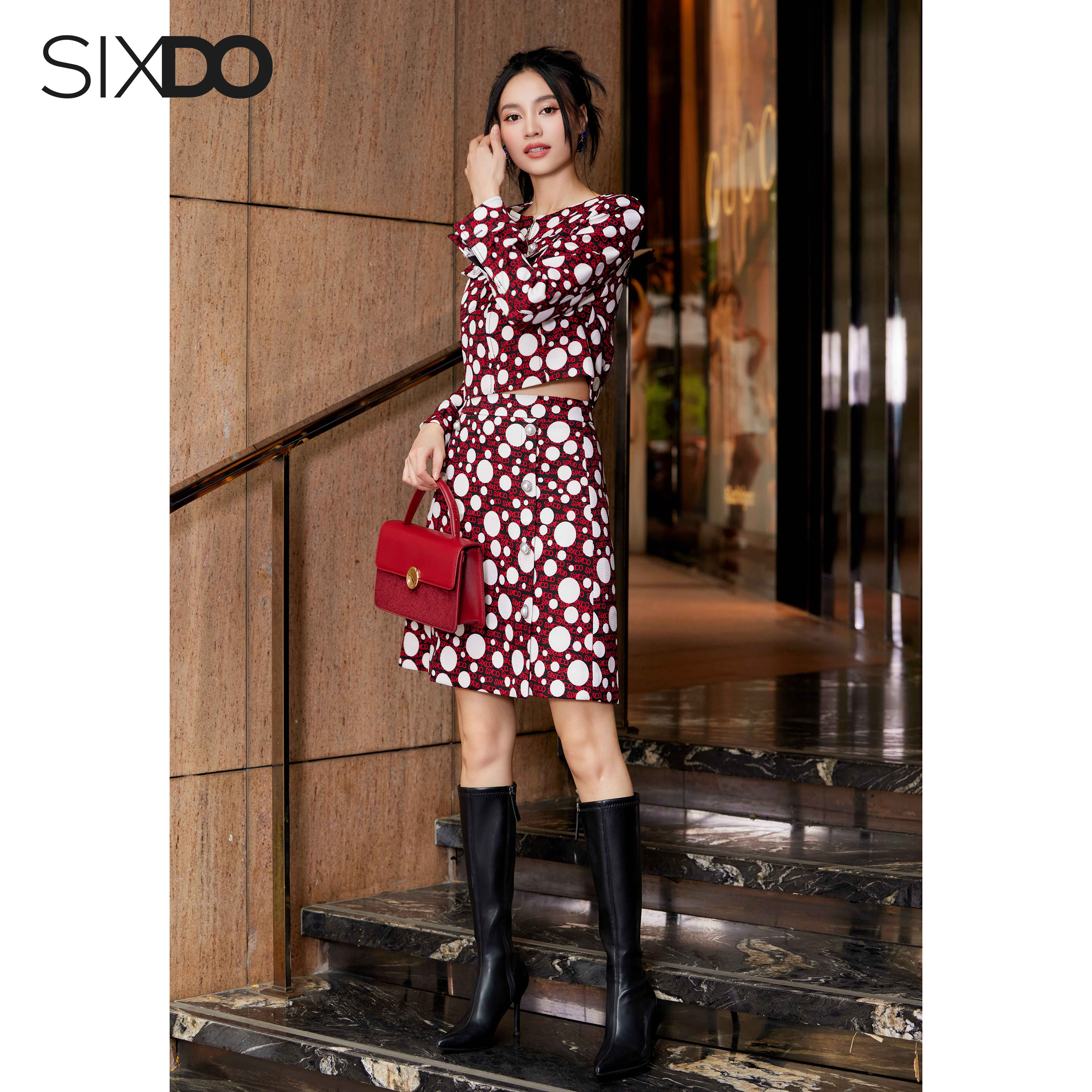 Chân váy thô chấm bi chữ A phối cúc SIXDO