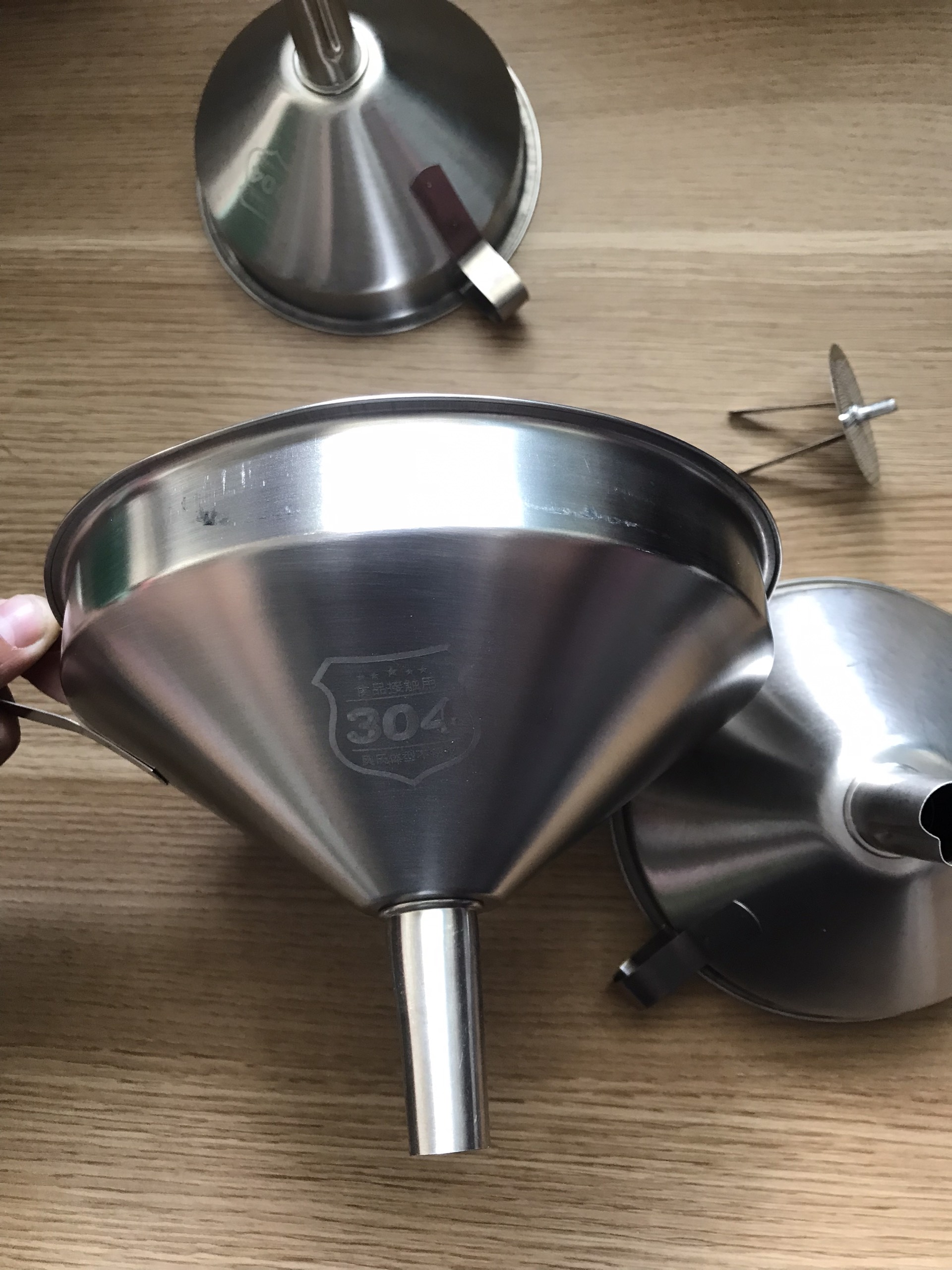 Phễu inox 304 lưới lọc có thể tháo rời quai treo móc tiện dụng hàng nhập cao cấp dày dặn