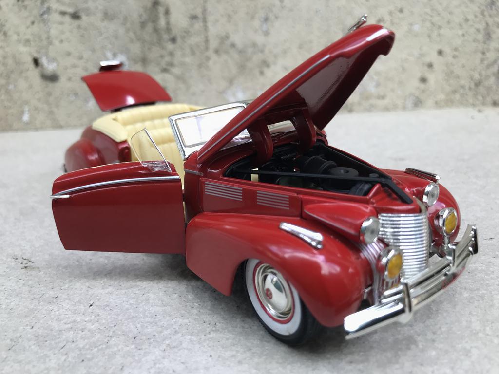 [HCM]Mô hình xe cổ Cadillac Series 62 1940 - 1:32