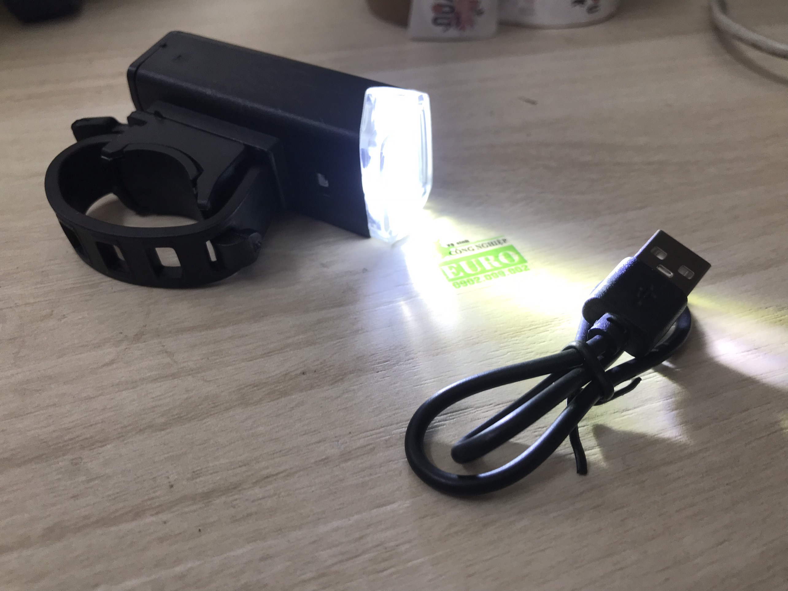 Đèn pin xe đạp chống nước sạc USB 3 chế độ sáng