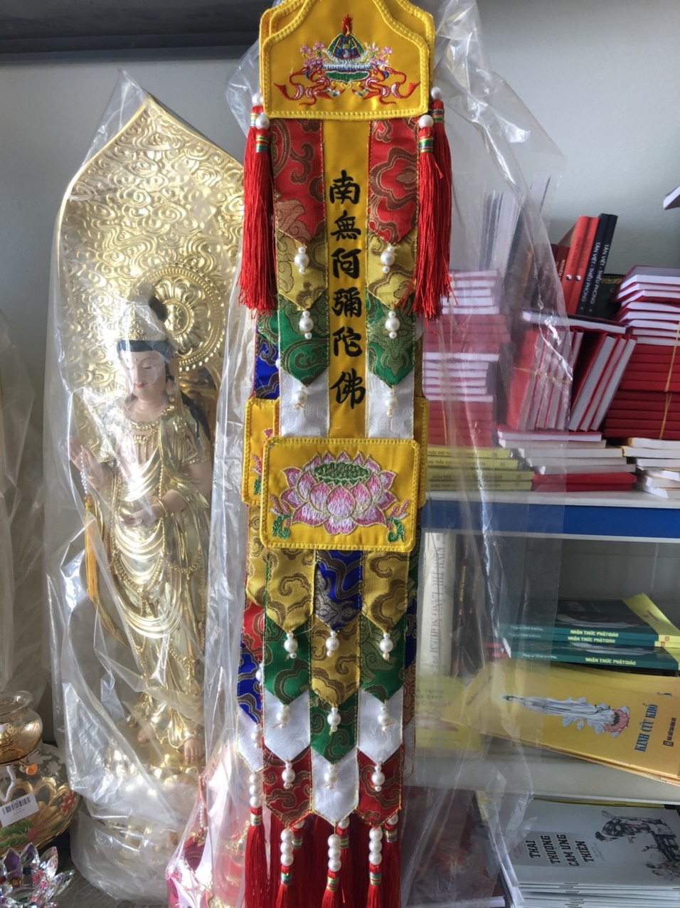 Cờ phướn Phật giáo đang trở thành một biểu tượng tuyệt vời của niềm tin và tâm linh cho nhiều người. Năm 2024 sẽ là một năm đặc biệt, khi mà cờ phướn Phật giáo sẽ mang đến cho bạn sự thanh tịnh và sự bình an. Hãy xem hình ảnh liên quan để tìm hiểu và cảm nhận thêm sức mạnh của tín ngưỡng Phật giáo, và giúp cho tâm hồn bạn tràn đầy niềm tin và sự bình yên.

Translation:
The Buddhist flag is becoming an amazing symbol of faith and spirituality for many people. In 2024, it will be a special year when the Buddhist flag will bring you purity and peace. Please watch the related image to understand and feel the power of Buddhism, and help your soul be filled with faith and peace.