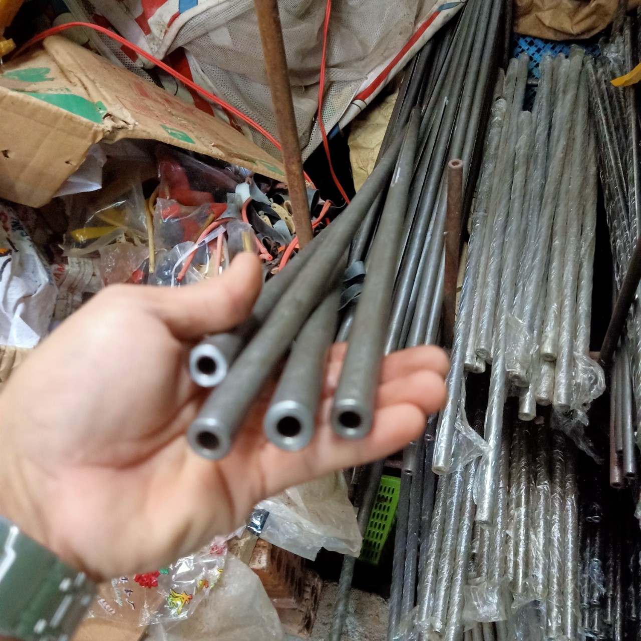 Ống thép đúc rọc rãnh lỗ 6.4mm phi 12 dài 70cm