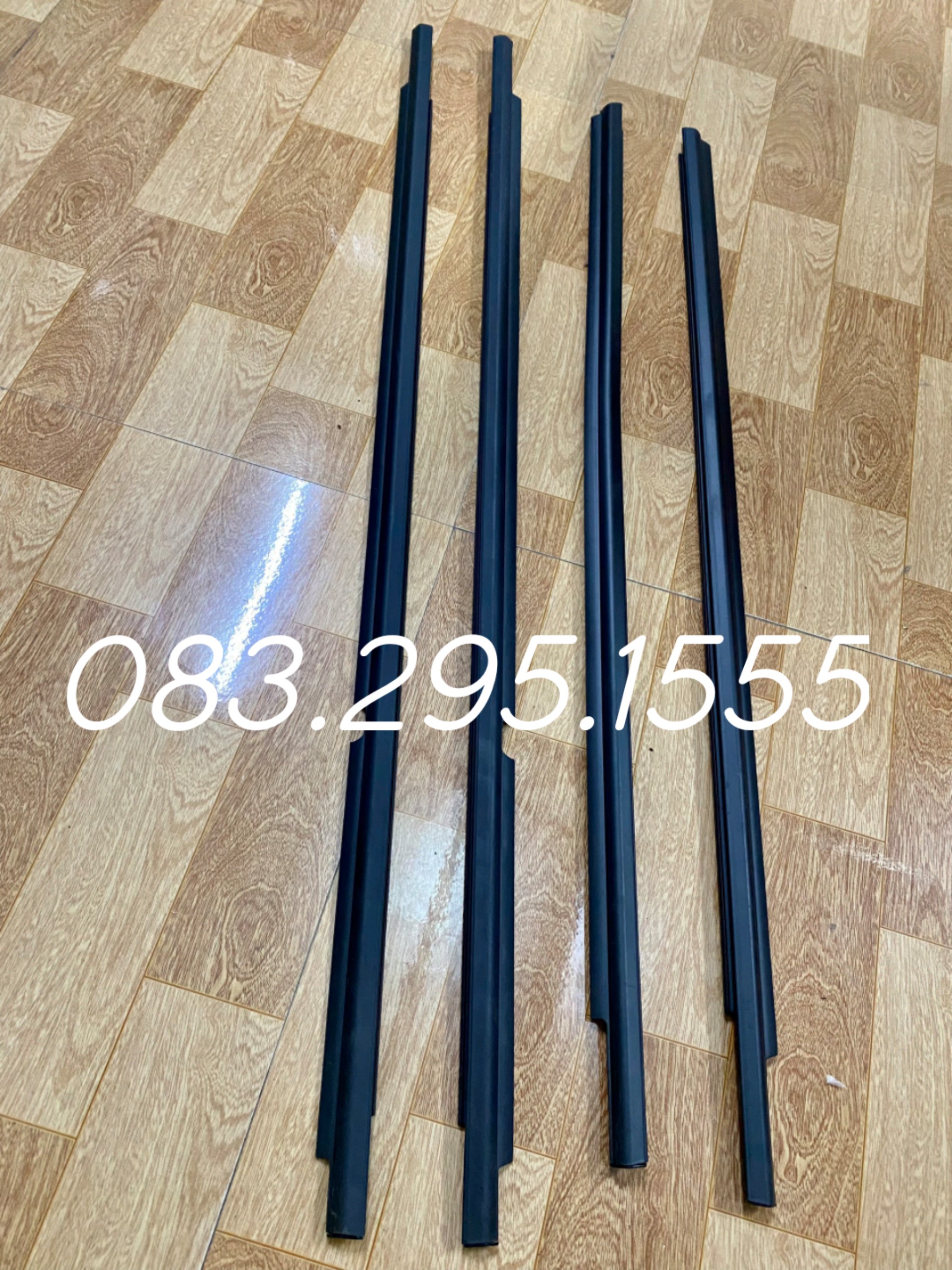 nẹp chân kính ngoài Innova 06 - 15 ( giá 1 bộ / 4 thanh , oem )