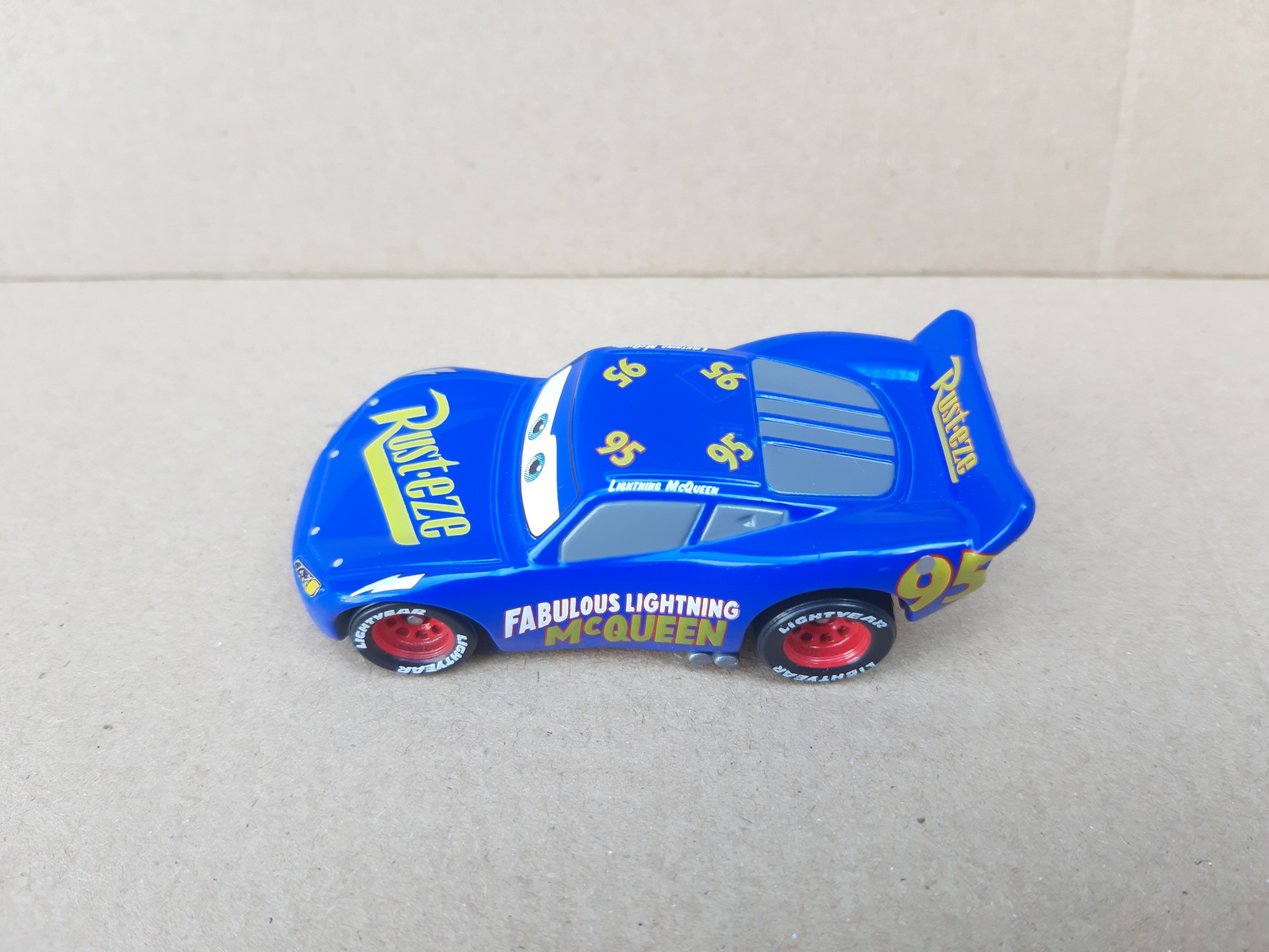 Xe mô hình Tomica - Xe Disney Cars McQueen số 95 màu xanh trong phim "Vương quốc xe hơi"