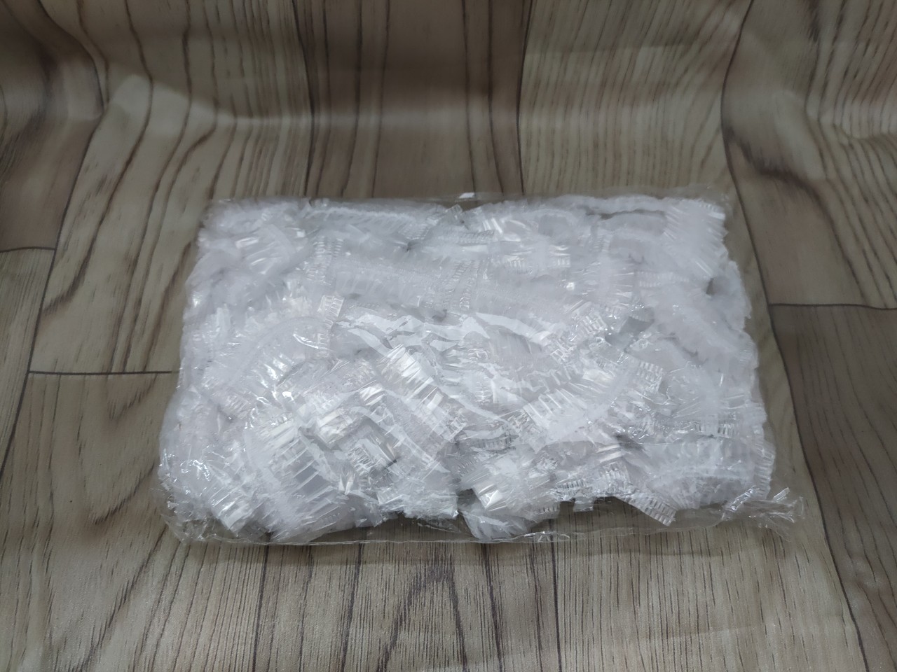 Bịch 100 cái chụp tai ni lông màu trắng