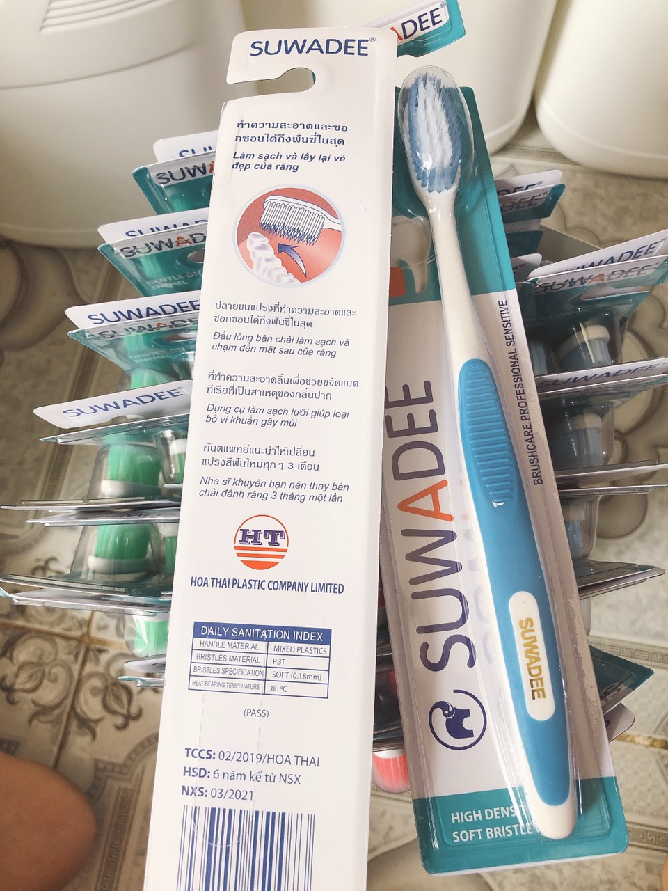 1 hộp bàn chai suwadee 100 cây