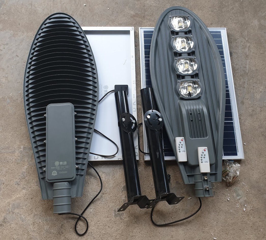 Đèn đường led 200w năng lượng mặt trời pin 48a, 4 mắt led
