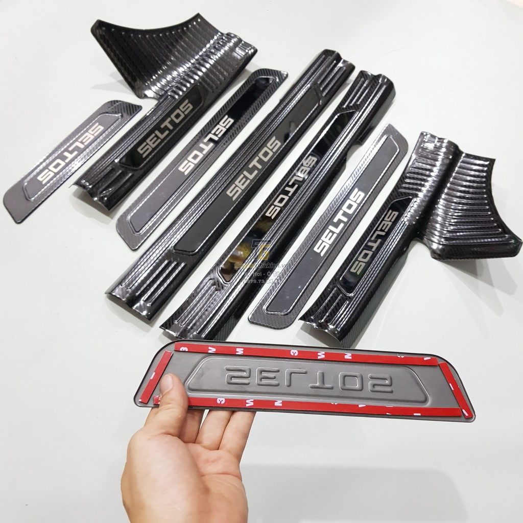 Ốp bậc cửa, Nẹp bước chân trong, ngoài CARBON xe Kia Seltos 2020 – 2021 2022 2023 vân cacbon Có chữ tráng gương