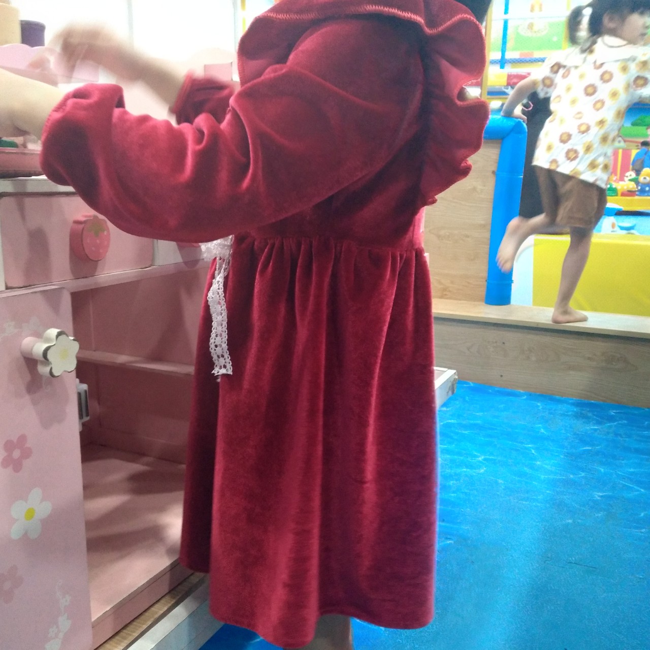 Váy đầm Nhung Đỏ dài tay bé gái 3-8y