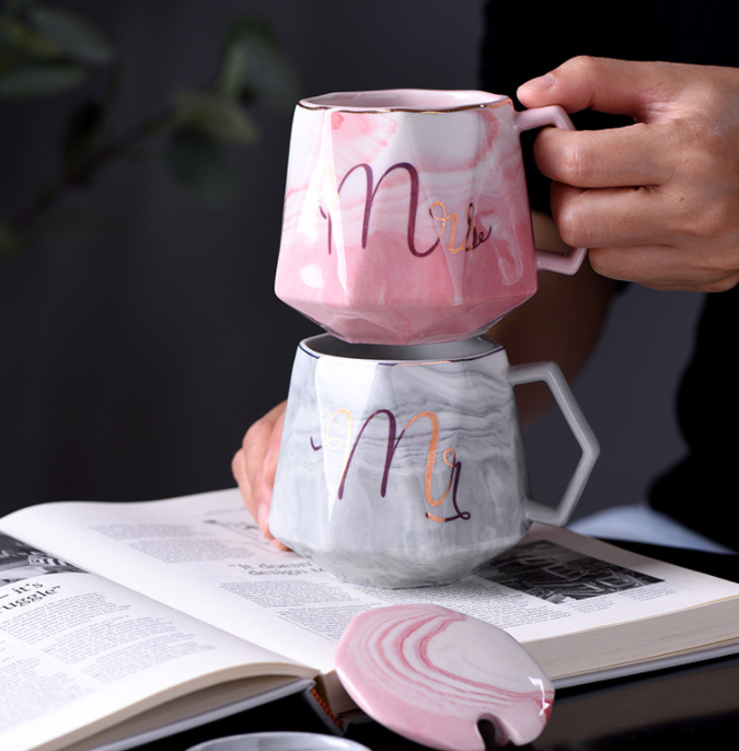 Cốc sứ, ly sứ quà tặng cao cấp Mr-Mrs, dung tích 400ml, có nắp đậy và thìa vàng kèm theo