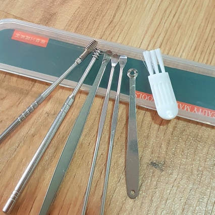 [HCM]Bộ Lấy Ráy Tai 6 Món Kim Loại Cao Cấp Kèm Chổi