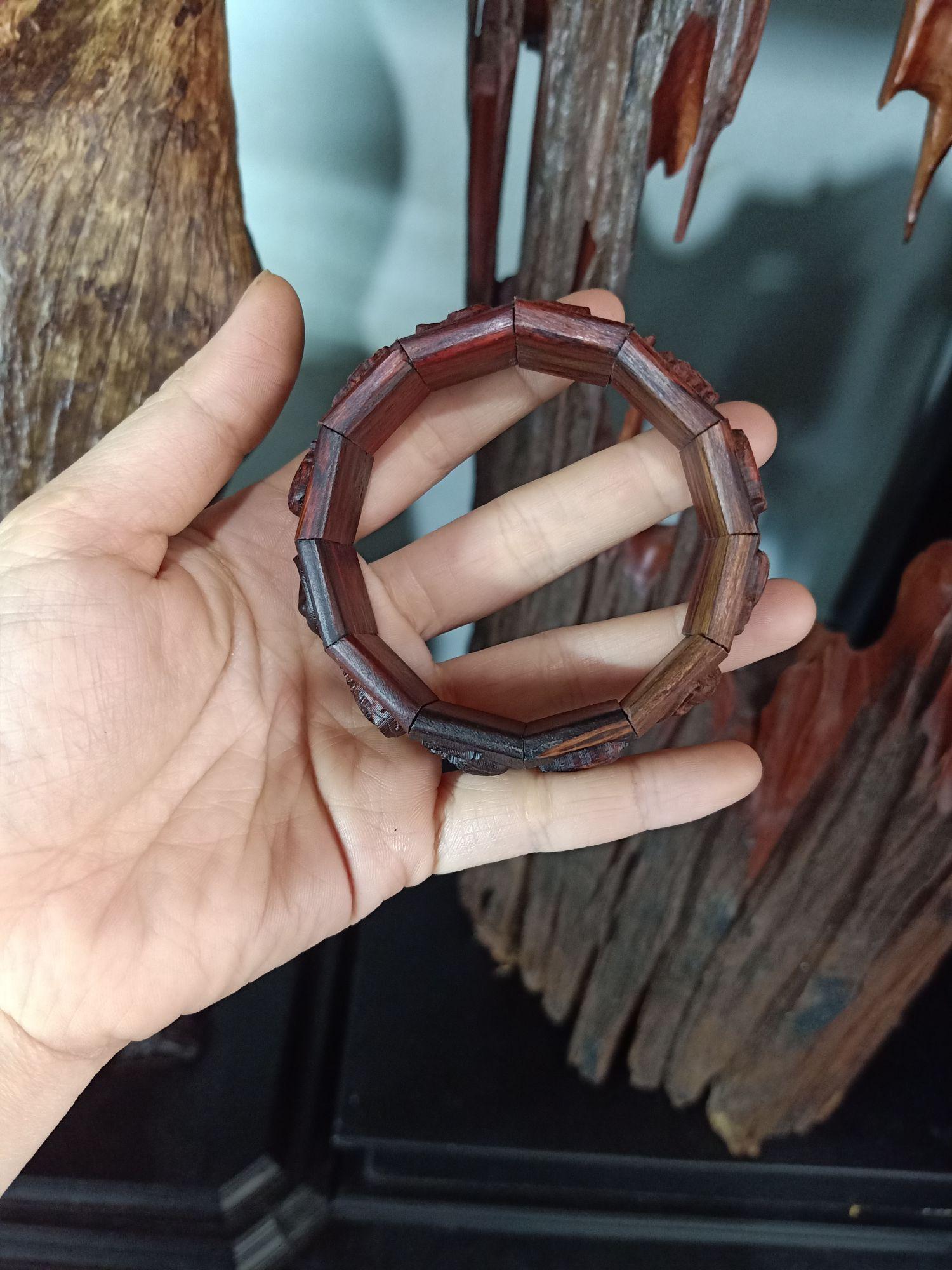 Vòng gỗ Sưa đỏ khắc hình 12 con giáp.