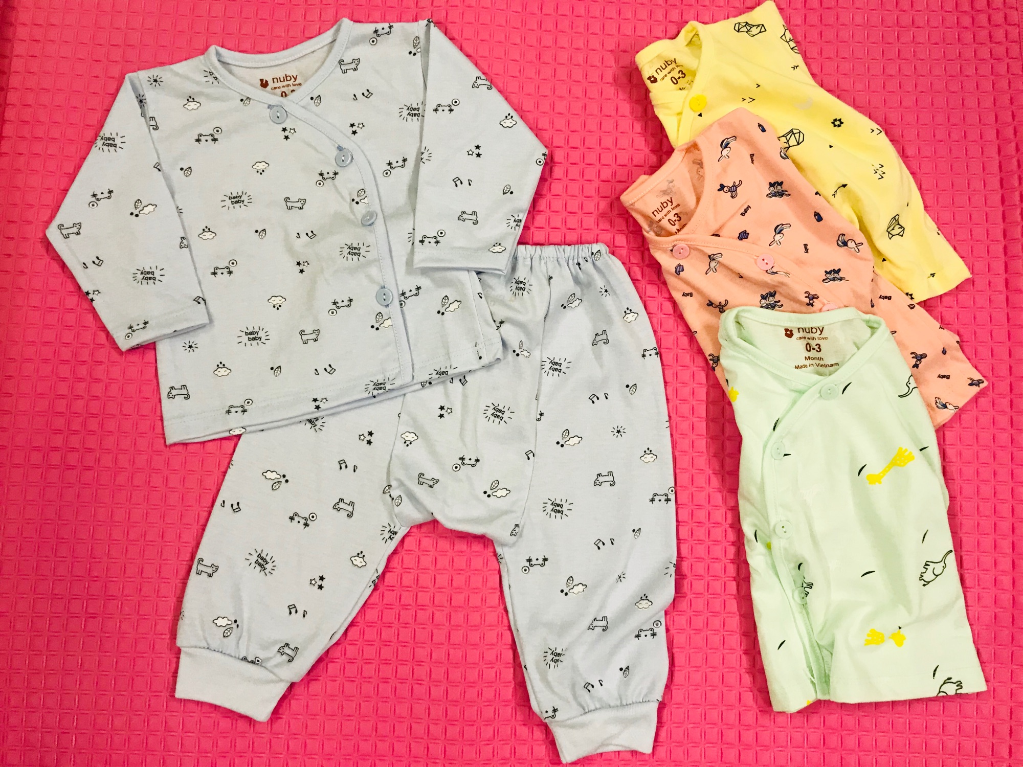 Bộ quần áo sơ sinh dài tay Nuby in hoạ tiết