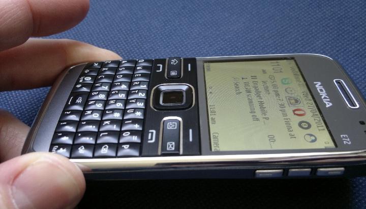 Điện thoại độc cổ NOKIA E72 qwerty cảm ứng kèm pin sạc