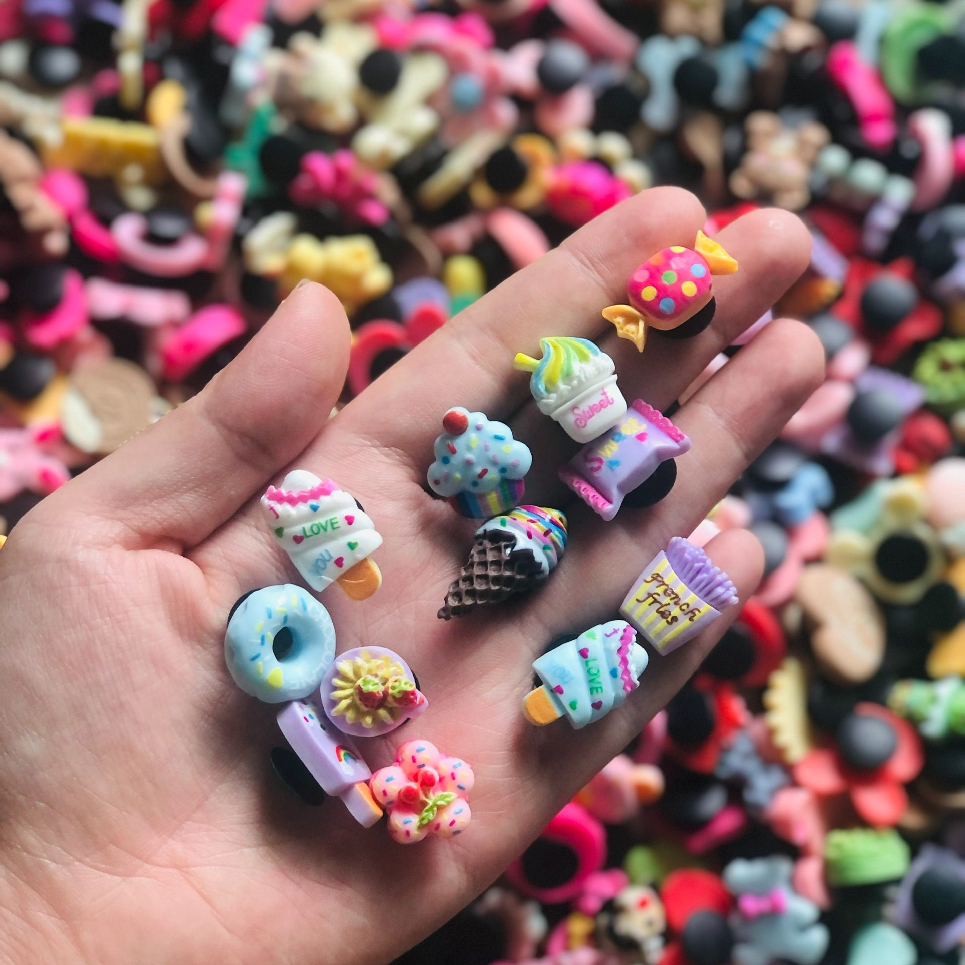 Bộ 10 STICKER CHARM JITBITZ 3D đá gắn dép sục CROSS