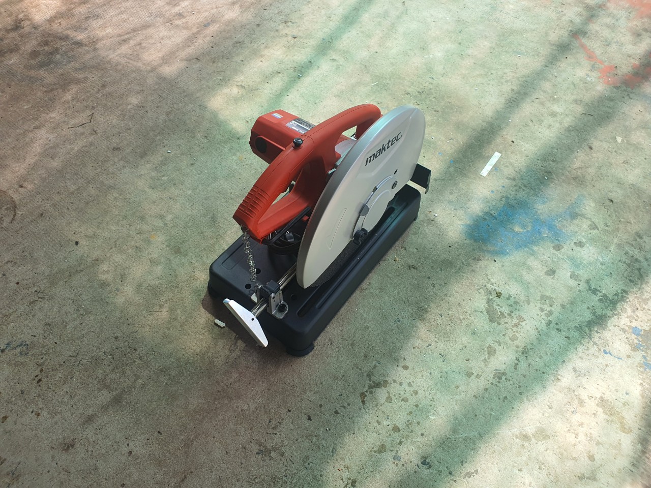 Máy cắt sắt Maktec MT243