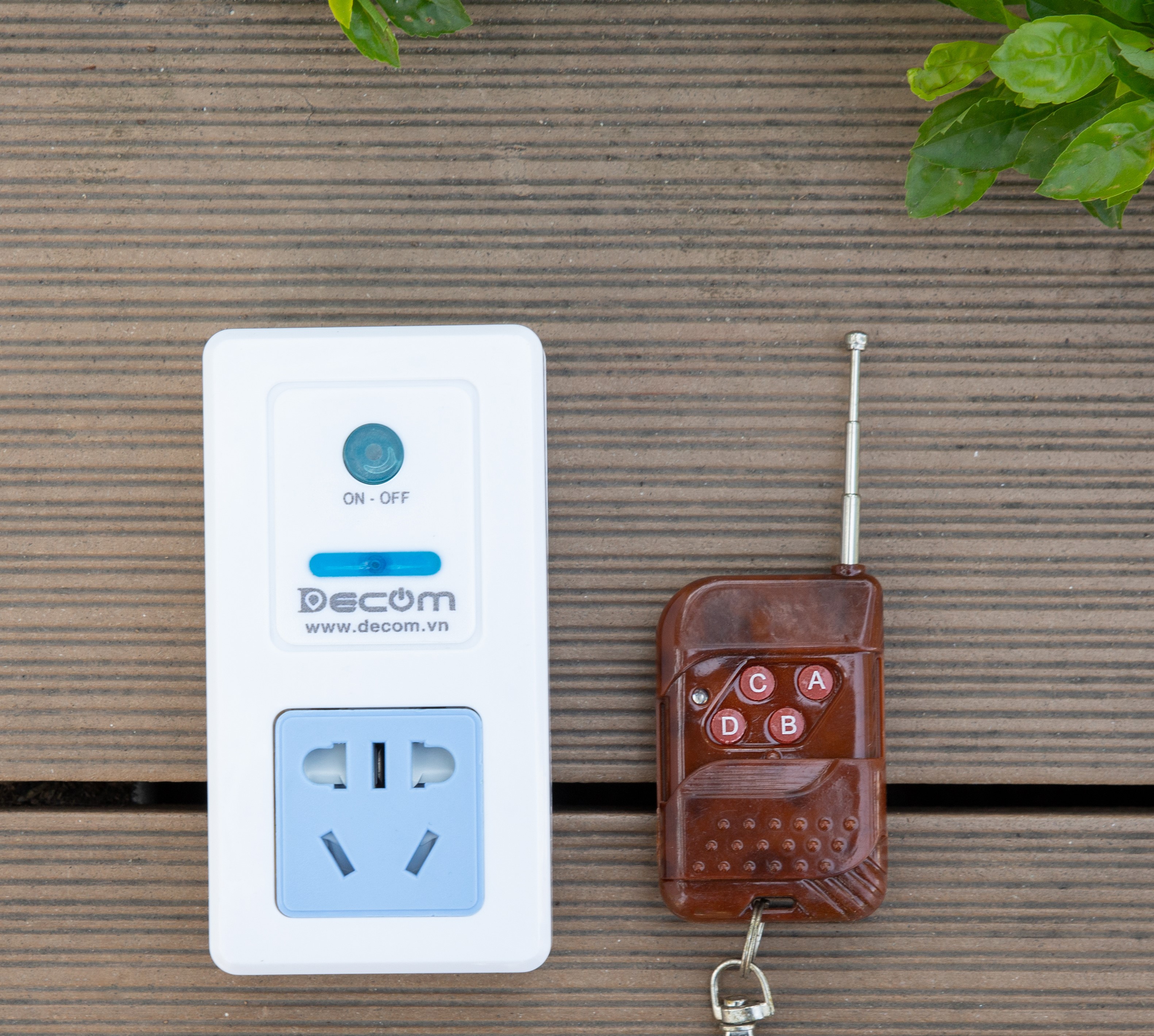 Ổ cắm đa năng điều khiển từ xa 500W