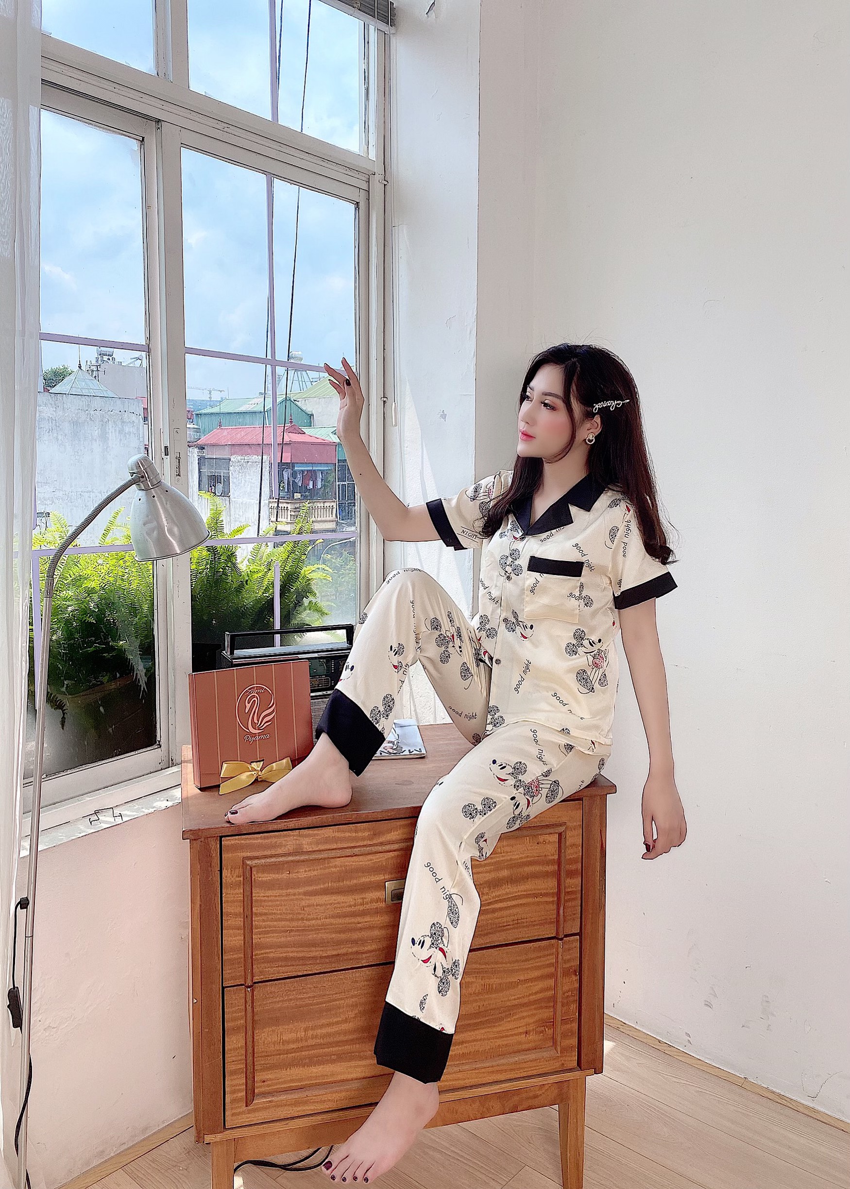 Bộ ngủ pijama lụa mickey phối cổ cộc dài