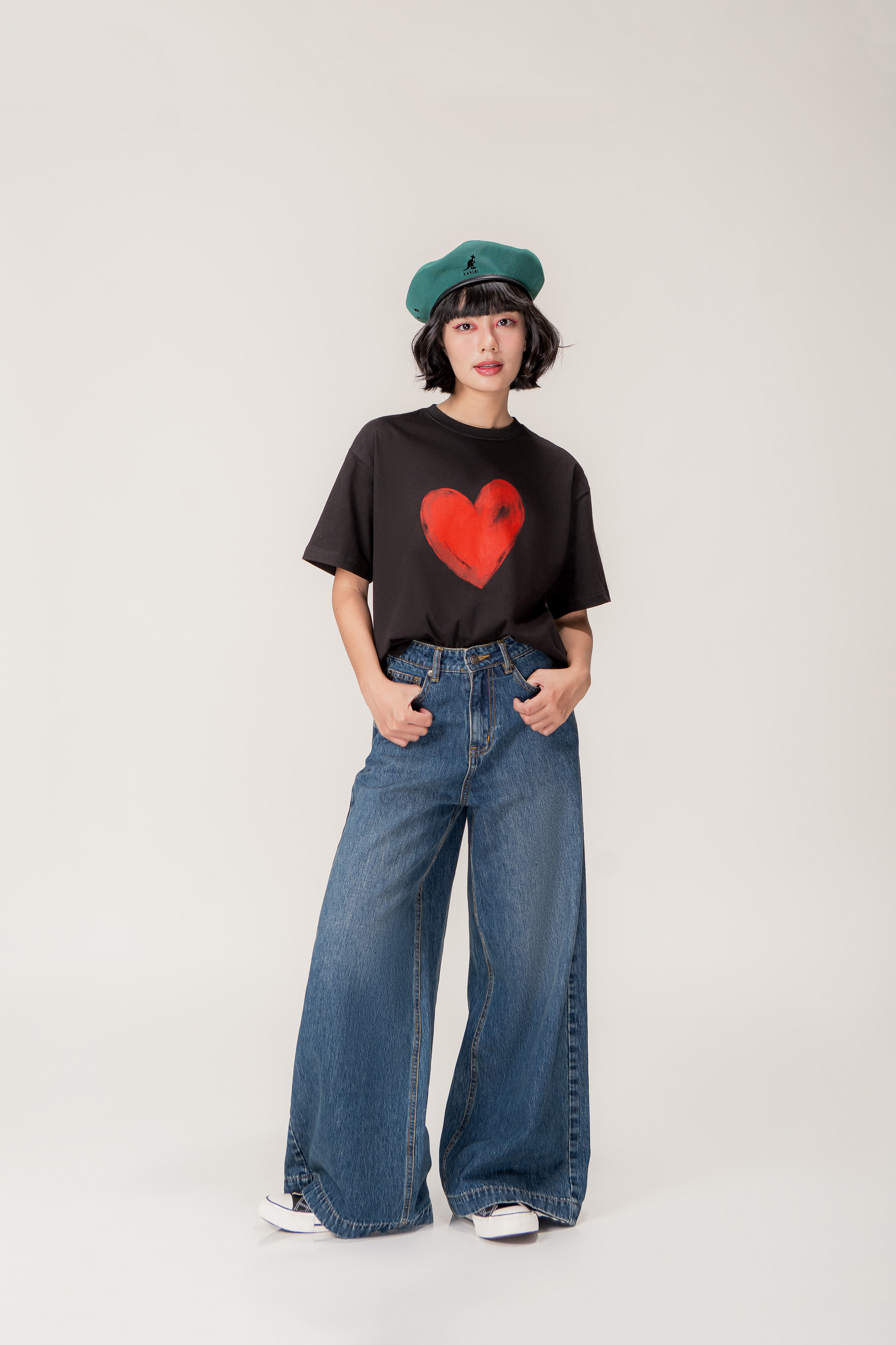 LIBÉ - Áo thun đen oversized tay ngắn in hình trái tim đỏ