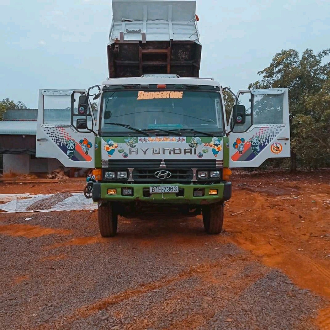 Cặp Tem decan người lốp dán trang trí xe tải