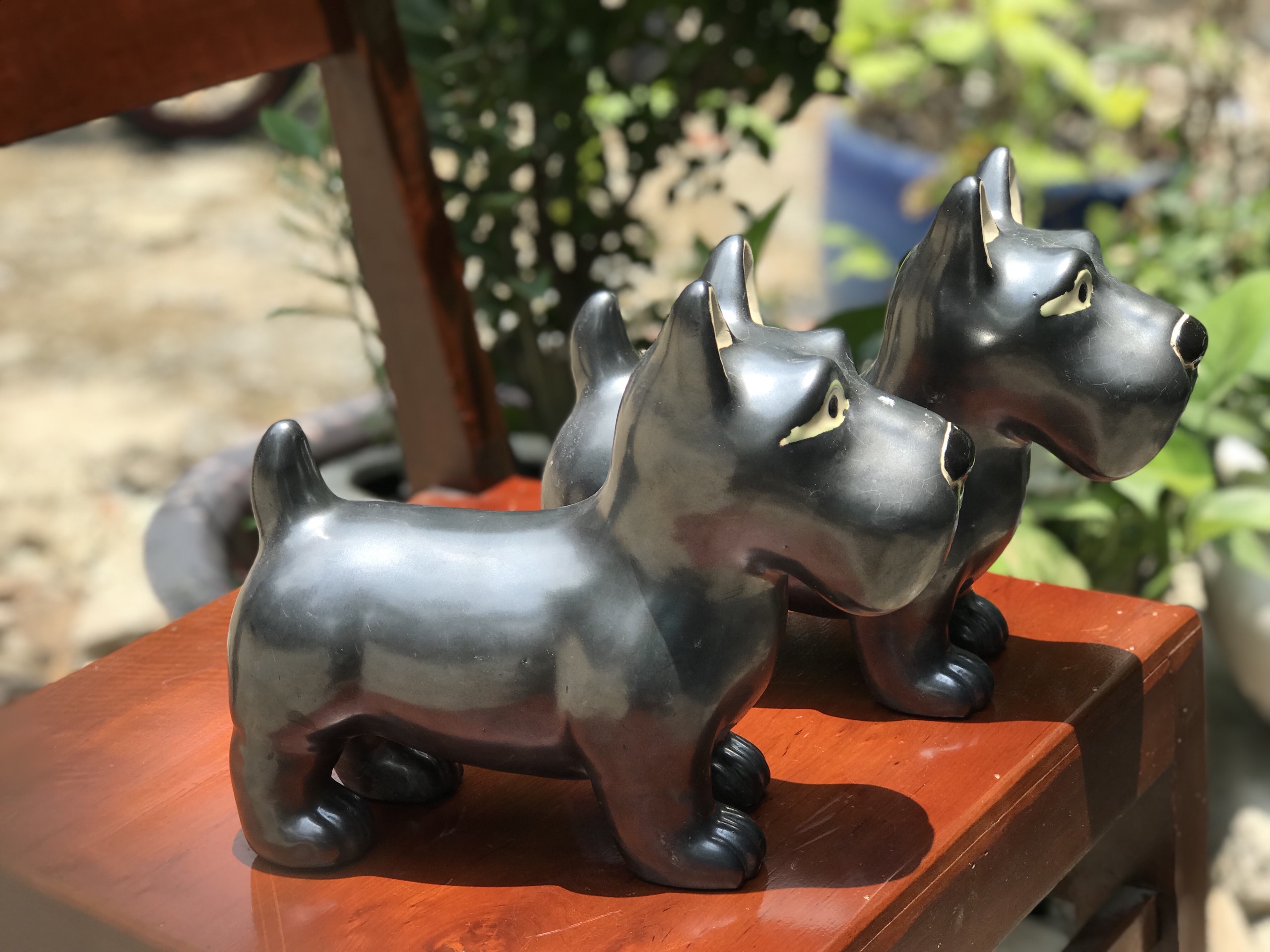 Gốm sứ trang trí hình con chó mực