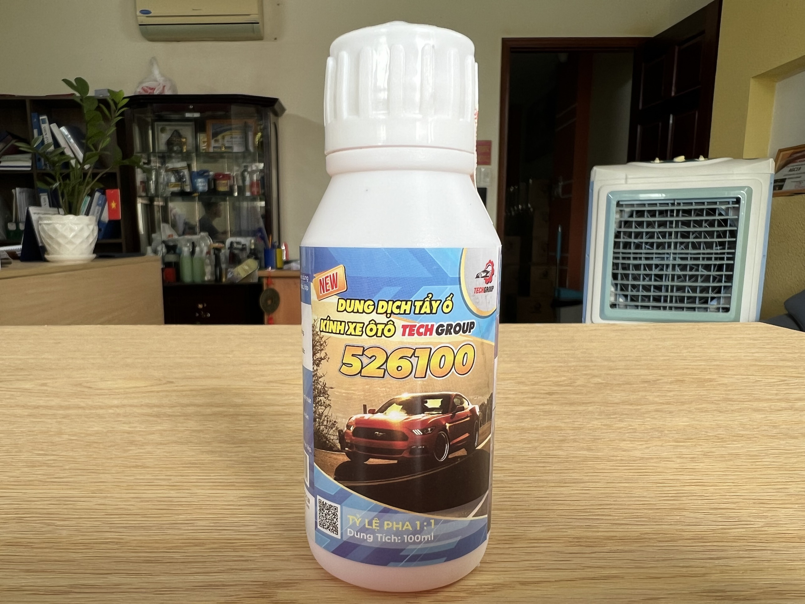 Dung Dịch Tẩy Ố Kính Xe Ôtô Techgroup 526100 100ml