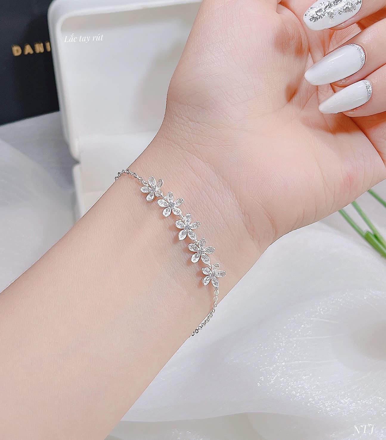 Lắc tay nữ thời trang chất liệu bằng bạc s925 MS089
