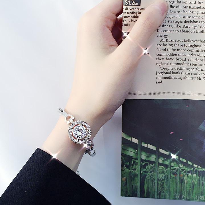 Lắc tay cao cấp nạm đá Pha lê sang trọng.