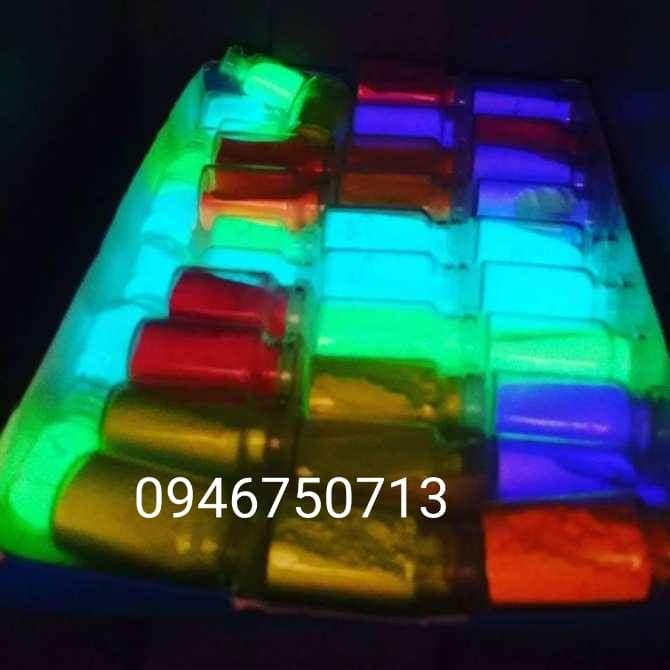 cobom bo 4 lọ sơn và 4 lọ bột dạ quang( tặng cọ vẽ và que vẽ)