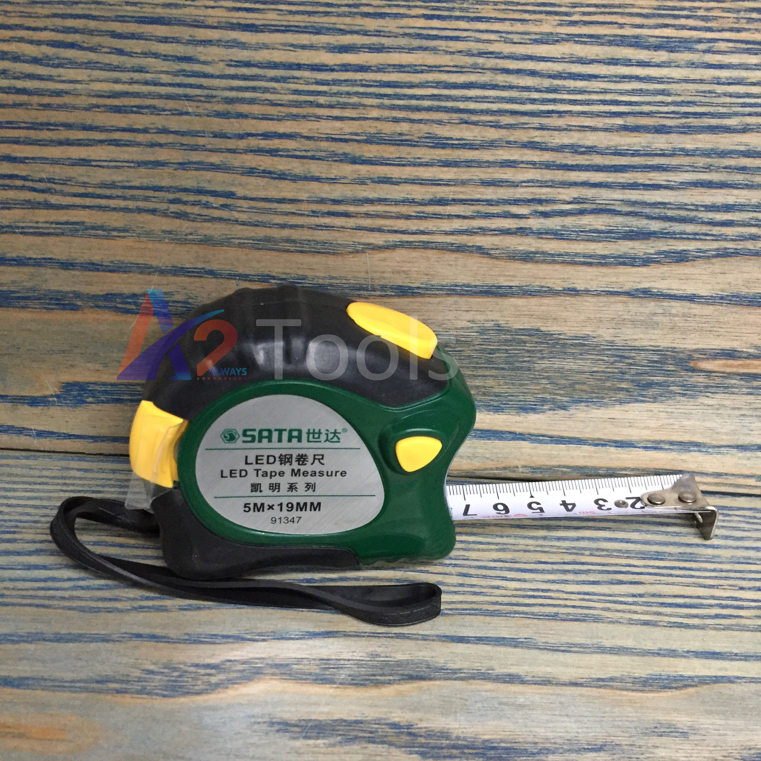 Thước cuốn thép có đèn LED 5.0m SATA 91347