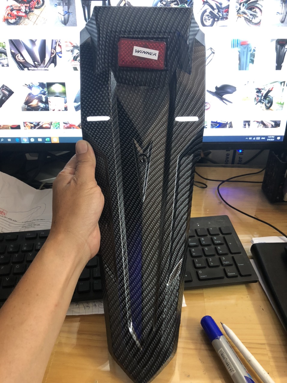 ĐUÔI DÈ CHẮN BÙN SAU WINNER CARBON , CÓ ĐÈN KIỂU SONIC, HÀNG ĐẸP