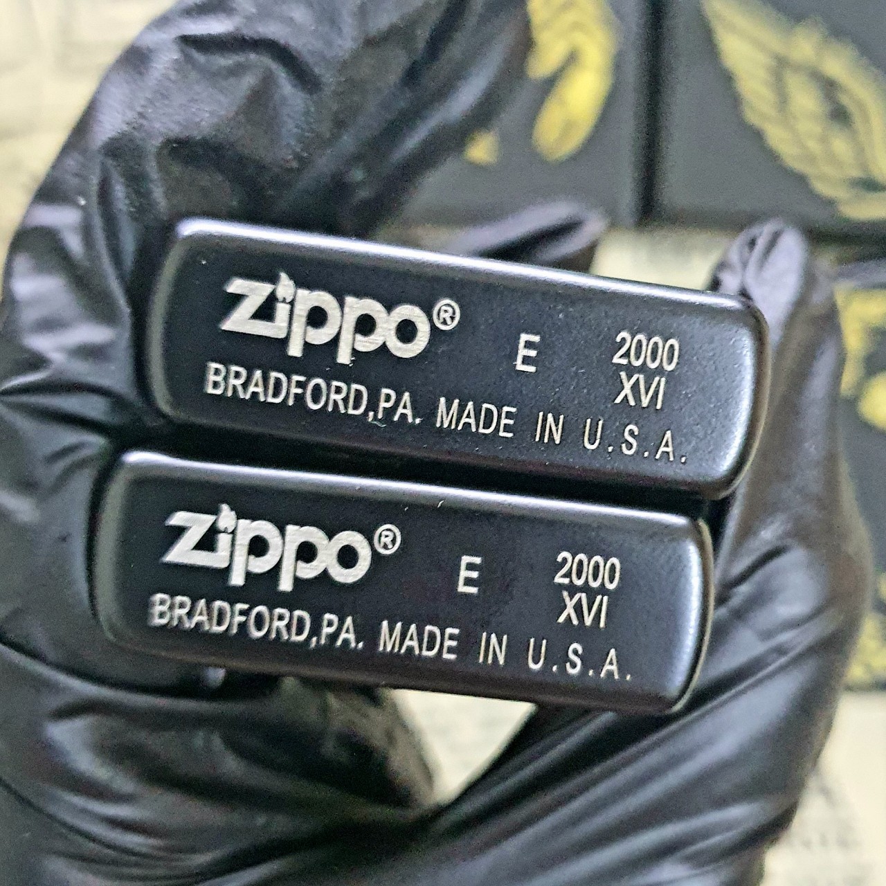 Bật Lửa Hột Quẹt Zippo Đen Họa Tiết Vàng Nhiều Hình ( Giao Ngẫu Nhiên - Xài Xăng Đá)