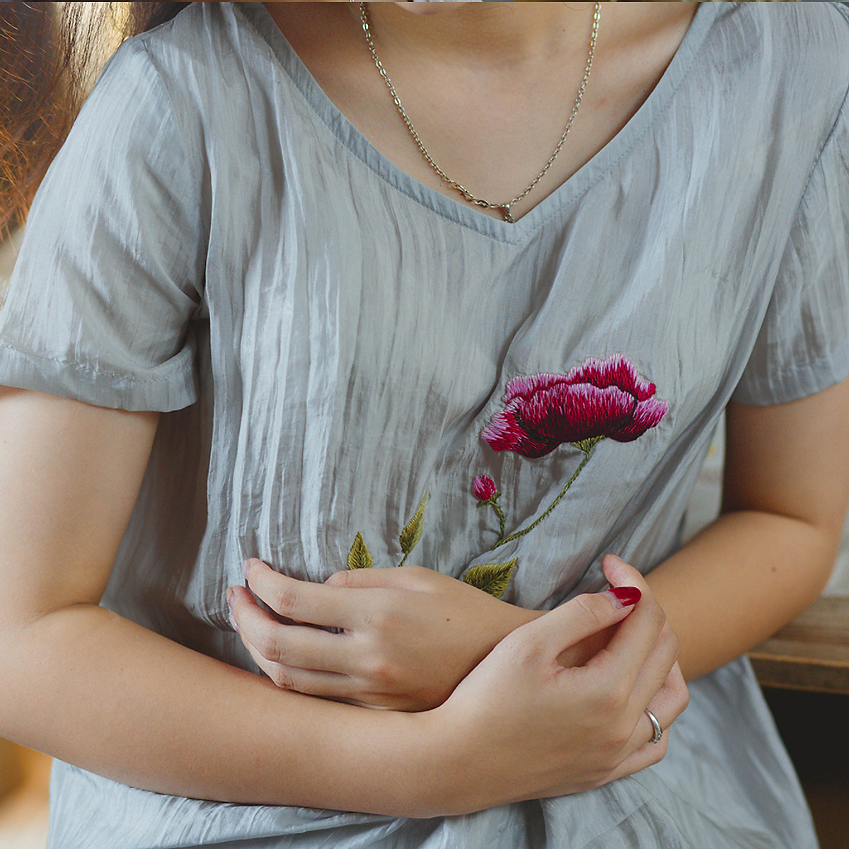 Áo Lụa Tơ Tằm Cổ Tim Thêu Tay