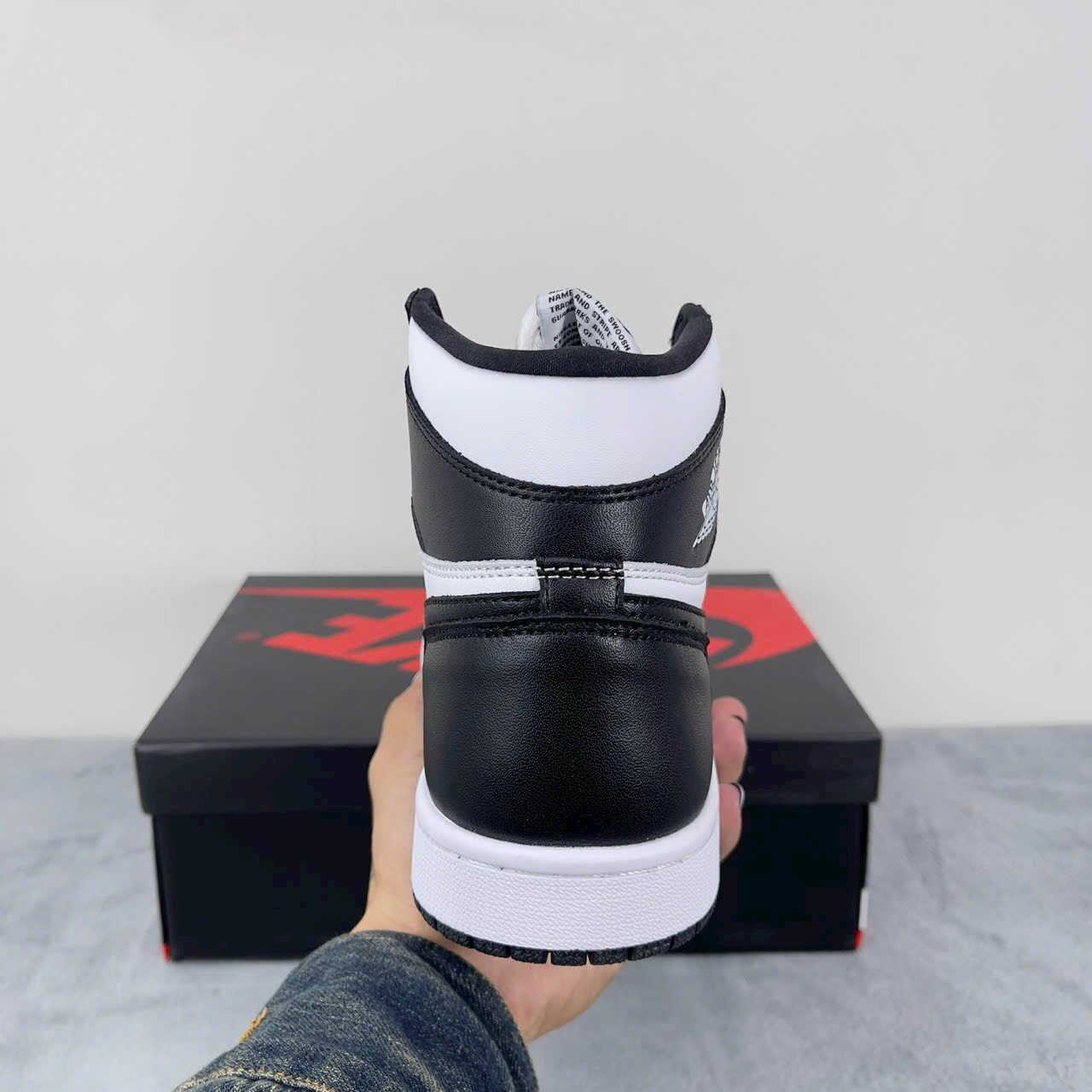 NIKE AIR JORDAN 1 MID