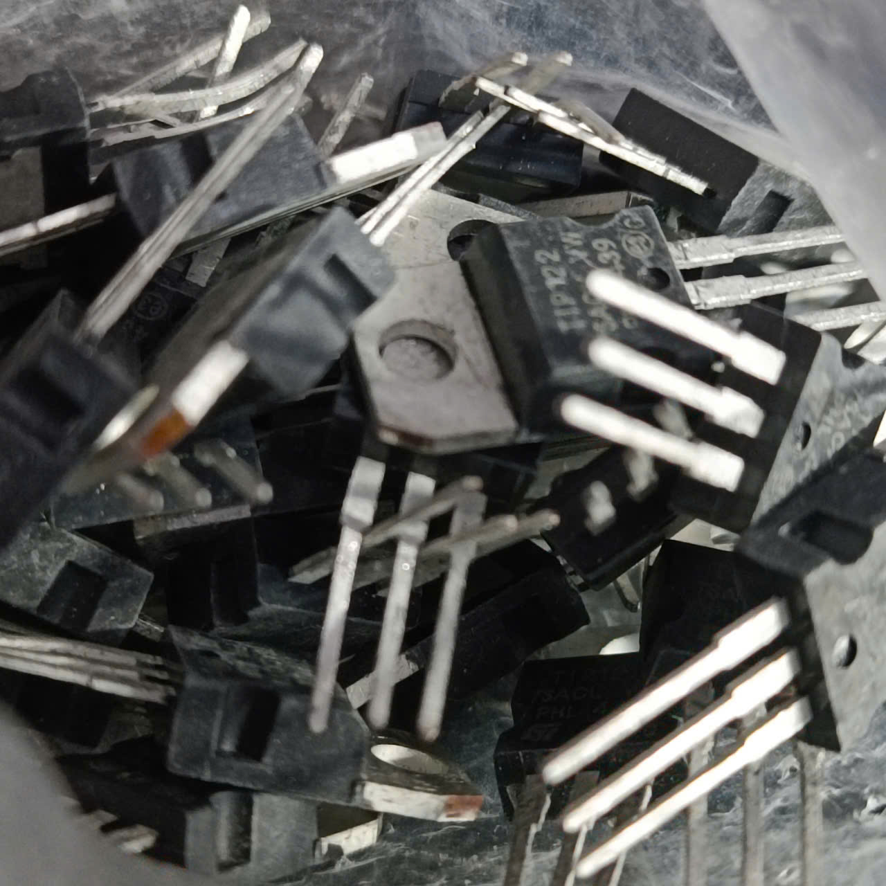 TIP122 TO-220 NPN 100V/5A/65W Transistor mới 100%