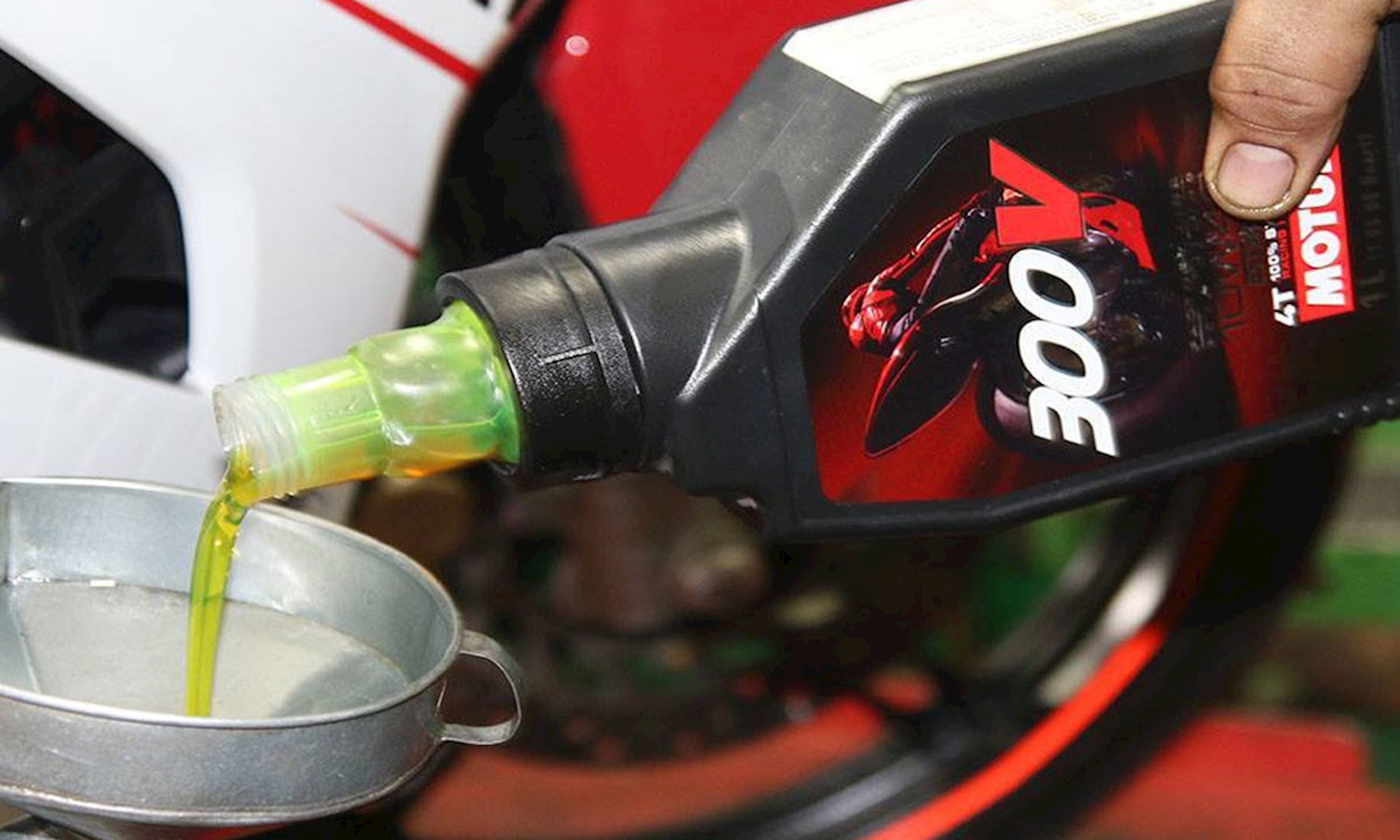 Nhớt Motul 300V nhập khẩu Pháp tem 3 lớp