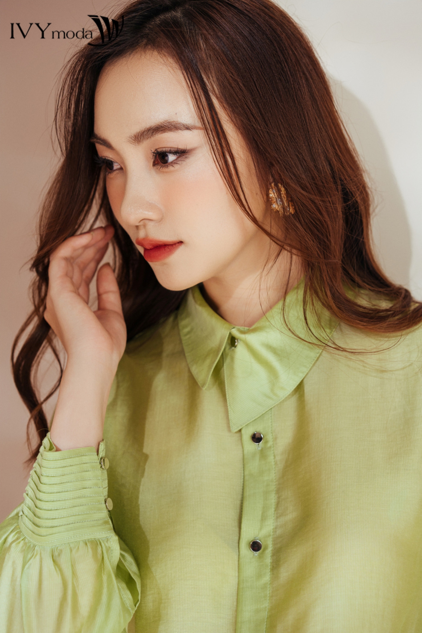 Áo sơ mi lụa cổ kiểu IVY moda MS 17M8508