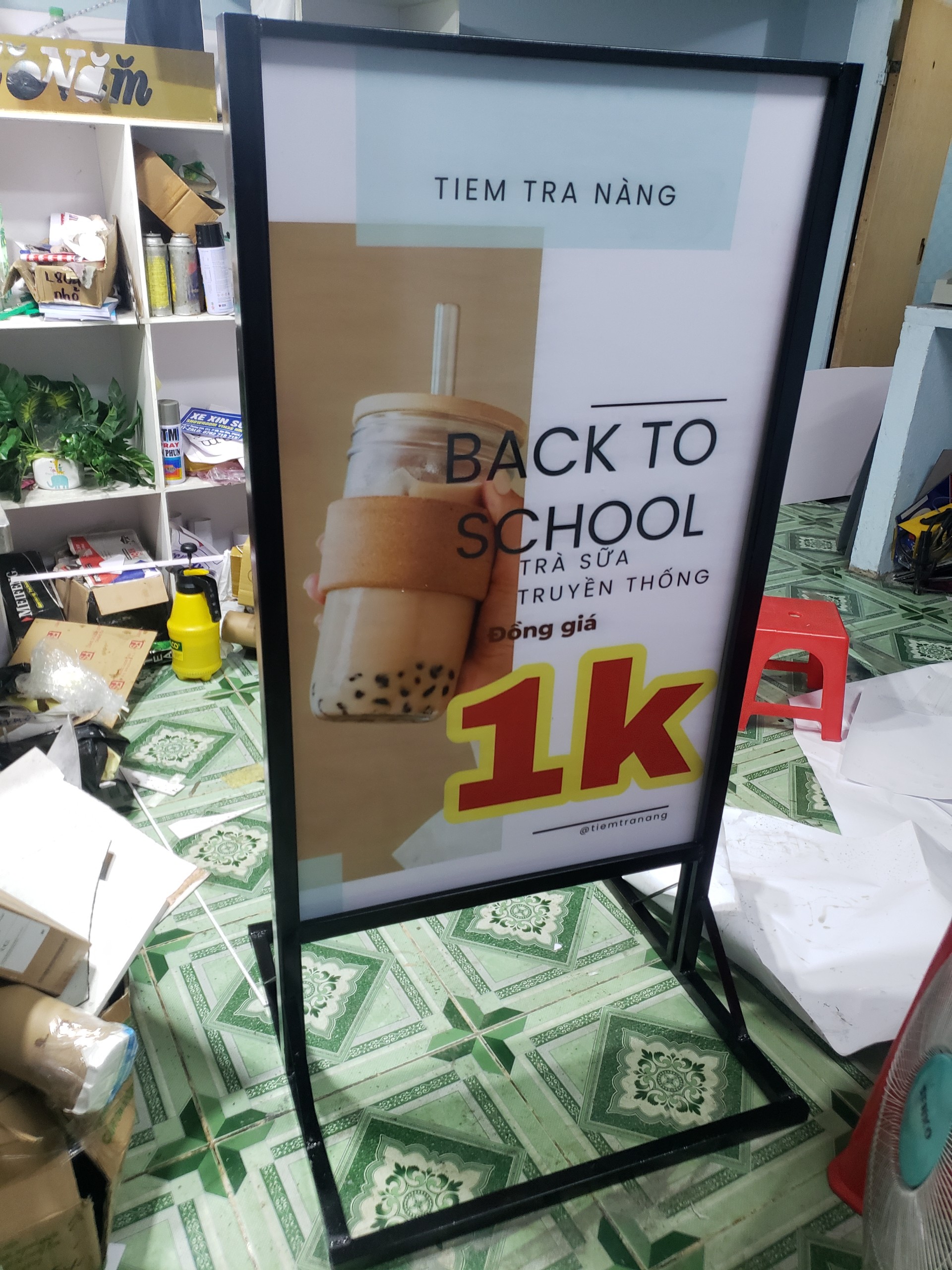 chân Standee khung sắt gấp gọn tiện lợi