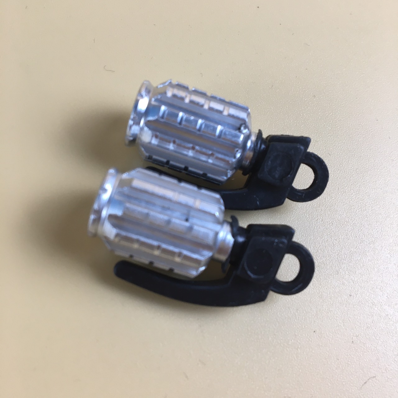 Bộ 2 chụp ốc chân van với chất liệu hợp kim cao cấp, màu sắc bắt mắt tạo điểm nhấn cho xế yêu của bạn G8